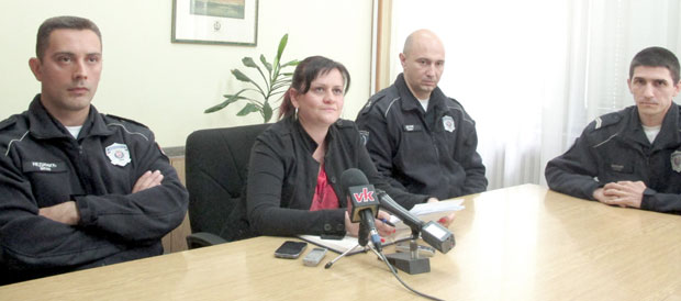 СПАСЕН СИГУРНЕ СМРТИ: Кикиндски полицајци пронашли старца у шипражју